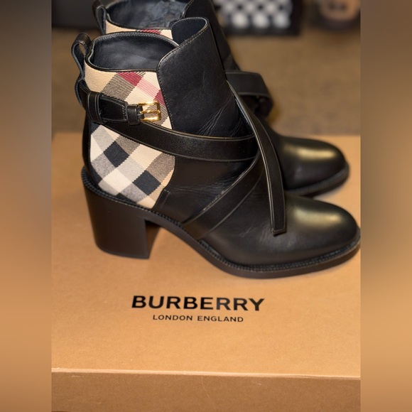 Burberry Boots - Picture 6 of 8